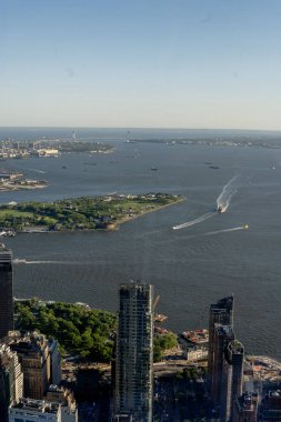 New York 'un gökdelenleri, modern bir tasarım ve dikkate değer bir yükseklikle karakterize edilen büyük etkiye sahip dikey mimari yapılardır.
