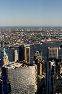 New York 'un gökdelenleri, modern bir tasarım ve dikkate değer bir yükseklikle karakterize edilen büyük etkiye sahip dikey mimari yapılardır.