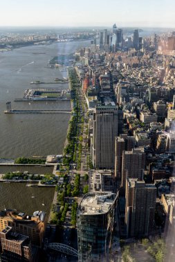New York 'un gökdelenleri, modern bir tasarım ve dikkate değer bir yükseklikle karakterize edilen büyük etkiye sahip dikey mimari yapılardır.