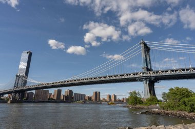 Manhattan Köprüsü, Aşağı Manhattan 'ı New York' taki Brooklyn 'e bağlayan, Doğu Nehri boyunca uzanan bir asma köprüdür.