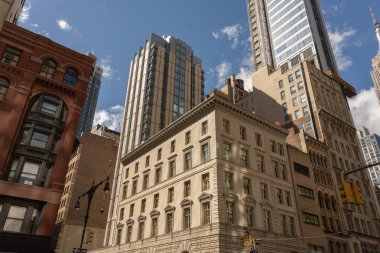 New York 'un gökdelenleri, modern bir tasarım ve dikkate değer bir yükseklikle karakterize edilen büyük etkiye sahip dikey mimari yapılardır.