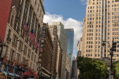 New York 'un gökdelenleri, modern bir tasarım ve dikkate değer bir yükseklikle karakterize edilen büyük etkiye sahip dikey mimari yapılardır.