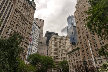 New York 'un gökdelenleri, modern bir tasarım ve dikkate değer bir yükseklikle karakterize edilen büyük etkiye sahip dikey mimari yapılardır.