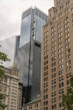 New York 'un gökdelenleri, modern bir tasarım ve dikkate değer bir yükseklikle karakterize edilen büyük etkiye sahip dikey mimari yapılardır.