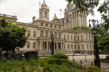 New York Belediyesi belediye parkının merkezinde yer almaktadır.