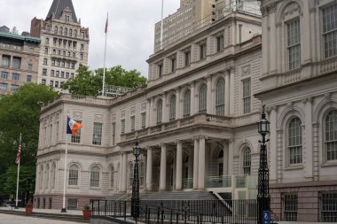 New York Belediyesi belediye parkının merkezinde yer almaktadır.