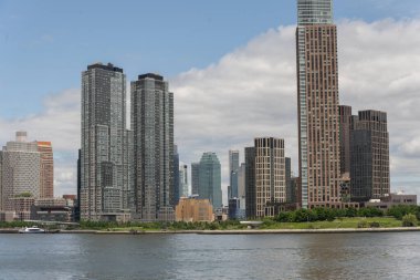 Manhattan silueti New York 'un simgesel bir sembolüdür. Dünyanın dört bir yanından gelen yolcuları büyüleyen nefes kesici bir manzara sunar.