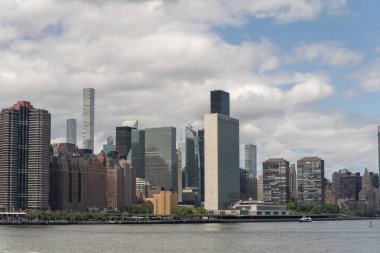 Manhattan silueti New York 'un simgesel bir sembolüdür. Dünyanın dört bir yanından gelen yolcuları büyüleyen nefes kesici bir manzara sunar.