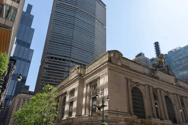 New York 'un gökdelenleri, modern bir tasarım ve dikkate değer bir yükseklikle karakterize edilen büyük etkiye sahip dikey mimari yapılardır.