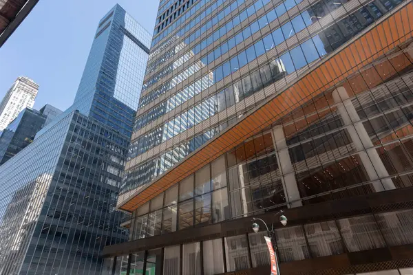 New York 'un gökdelenleri, modern bir tasarım ve dikkate değer bir yükseklikle karakterize edilen büyük etkiye sahip dikey mimari yapılardır.