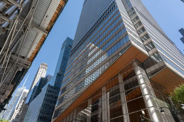 New York 'un gökdelenleri, modern bir tasarım ve dikkate değer bir yükseklikle karakterize edilen büyük etkiye sahip dikey mimari yapılardır.