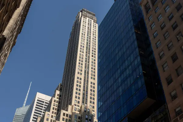 New York 'un gökdelenleri, modern bir tasarım ve dikkate değer bir yükseklikle karakterize edilen büyük etkiye sahip dikey mimari yapılardır.