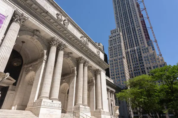 New York 'un gökdelenleri, modern bir tasarım ve dikkate değer bir yükseklikle karakterize edilen büyük etkiye sahip dikey mimari yapılardır.