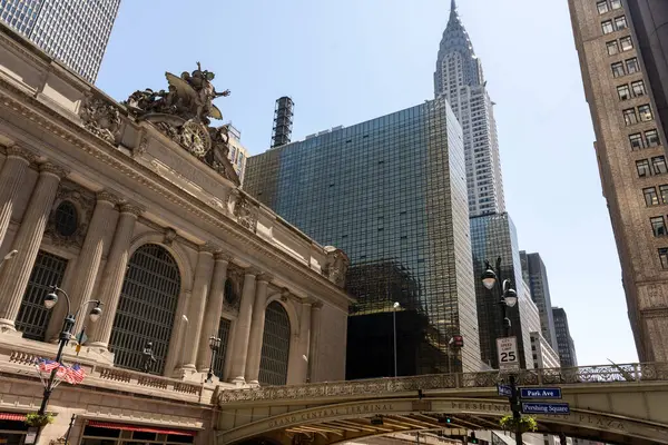 New York 'un gökdelenleri, modern bir tasarım ve dikkate değer bir yükseklikle karakterize edilen büyük etkiye sahip dikey mimari yapılardır.