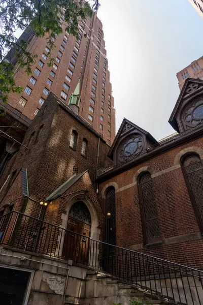 New York 'un gökdelenleri, modern bir tasarım ve dikkate değer bir yükseklikle karakterize edilen büyük etkiye sahip dikey mimari yapılardır.