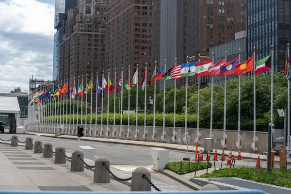 Birleşmiş Milletler Sekreterlik Binası İdari işlevleri barındırıyor.