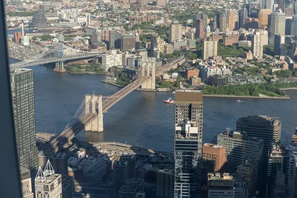 New York 'un gökdelenleri, modern bir tasarım ve dikkate değer bir yükseklikle karakterize edilen büyük etkiye sahip dikey mimari yapılardır.