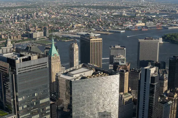 New York 'un gökdelenleri, modern bir tasarım ve dikkate değer bir yükseklikle karakterize edilen büyük etkiye sahip dikey mimari yapılardır.
