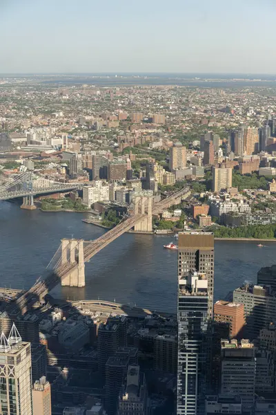 New York 'un gökdelenleri, modern bir tasarım ve dikkate değer bir yükseklikle karakterize edilen büyük etkiye sahip dikey mimari yapılardır.