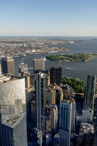 New York 'un gökdelenleri, modern bir tasarım ve dikkate değer bir yükseklikle karakterize edilen büyük etkiye sahip dikey mimari yapılardır.