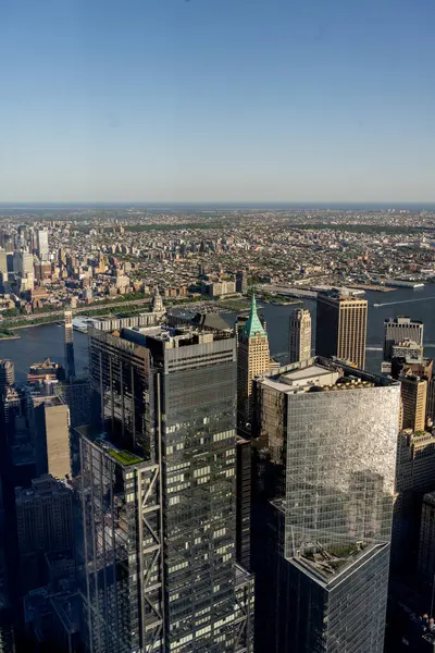 New York 'un gökdelenleri, modern bir tasarım ve dikkate değer bir yükseklikle karakterize edilen büyük etkiye sahip dikey mimari yapılardır.