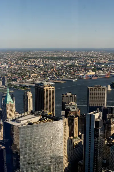 New York 'un gökdelenleri, modern bir tasarım ve dikkate değer bir yükseklikle karakterize edilen büyük etkiye sahip dikey mimari yapılardır.