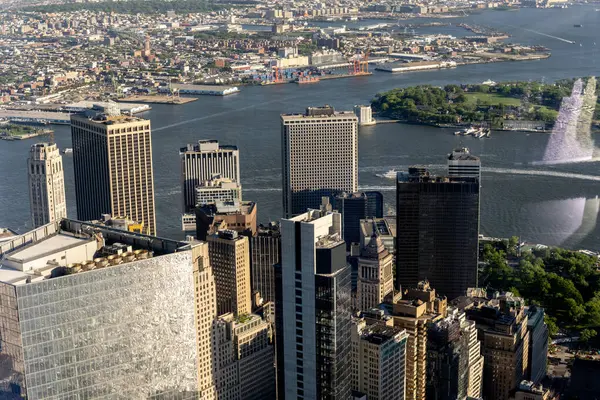 New York 'un gökdelenleri, modern bir tasarım ve dikkate değer bir yükseklikle karakterize edilen büyük etkiye sahip dikey mimari yapılardır.