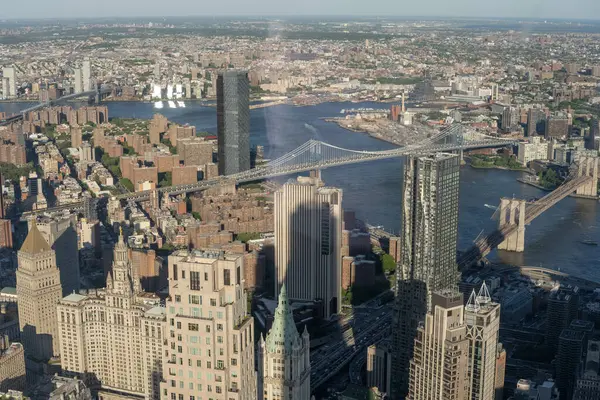 New York 'un gökdelenleri, modern bir tasarım ve dikkate değer bir yükseklikle karakterize edilen büyük etkiye sahip dikey mimari yapılardır.