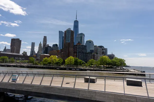 Manhattan silueti New York 'un simgesel bir sembolüdür. Dünyanın dört bir yanından gelen yolcuları büyüleyen nefes kesici bir manzara sunar.