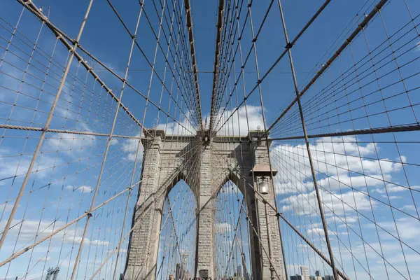 Brooklyn Köprüsü dünyanın en ikonik mimari çalışmalarından biridir.