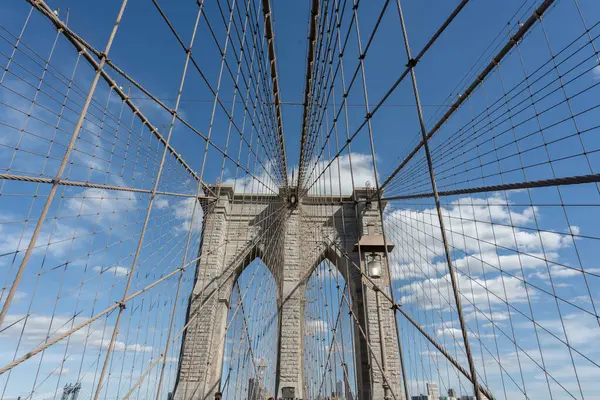 Brooklyn Köprüsü dünyanın en ikonik mimari çalışmalarından biridir.