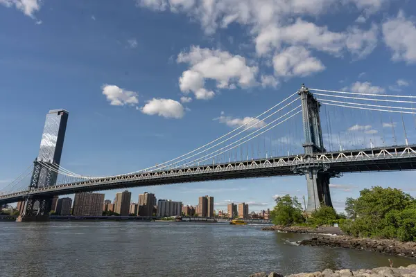 Manhattan Köprüsü, Aşağı Manhattan 'ı New York' taki Brooklyn 'e bağlayan, Doğu Nehri boyunca uzanan bir asma köprüdür.