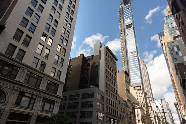 New York 'un gökdelenleri, modern bir tasarım ve dikkate değer bir yükseklikle karakterize edilen büyük etkiye sahip dikey mimari yapılardır.