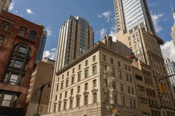 New York 'un gökdelenleri, modern bir tasarım ve dikkate değer bir yükseklikle karakterize edilen büyük etkiye sahip dikey mimari yapılardır.