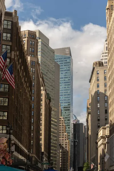 New York 'un gökdelenleri, modern bir tasarım ve dikkate değer bir yükseklikle karakterize edilen büyük etkiye sahip dikey mimari yapılardır.