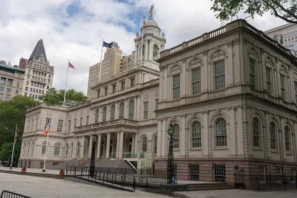 New York Belediyesi belediye parkının merkezinde yer almaktadır.