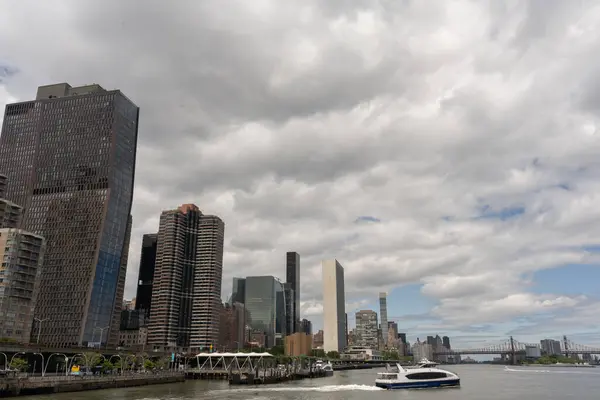 Manhattan silueti New York 'un simgesel bir sembolüdür. Dünyanın dört bir yanından gelen yolcuları büyüleyen nefes kesici bir manzara sunar.