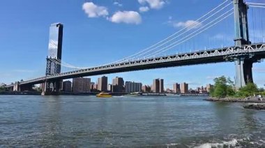 Manhattan Köprüsü New York 'ta bir asma köprüdür.