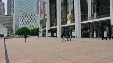 Lincoln Center, müzik, dans ve eğlence için sanatsal bir merkez olan binalardan oluşan karmaşık bir merkezdir.
