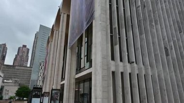 Lincoln Center, müzik, dans ve eğlence için sanatsal bir merkez olan binalardan oluşan karmaşık bir merkezdir.