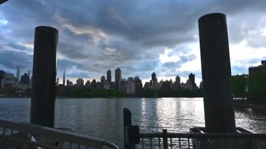 Manhattan 'da gece Hudson' da