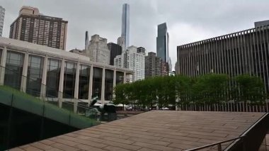 Lincoln Center, müzik, dans ve eğlence için sanatsal bir merkez olan binalardan oluşan karmaşık bir merkezdir.