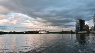 Manhattan 'da gece Hudson' da