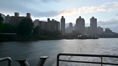 Manhattan 'da gece Hudson' da