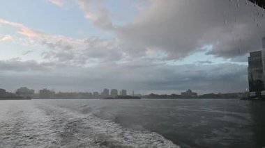 Manhattan 'da gece Hudson' da