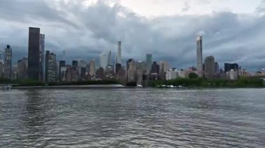 Manhattan 'da gece Hudson' da