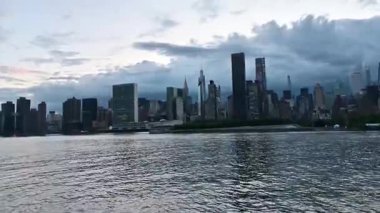 Manhattan 'da gece Hudson' da