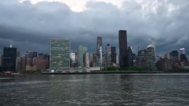 Manhattan 'da gece Hudson' da