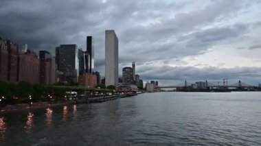 Manhattan 'da gece Hudson' da