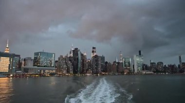 Manhattan 'da gece Hudson' da